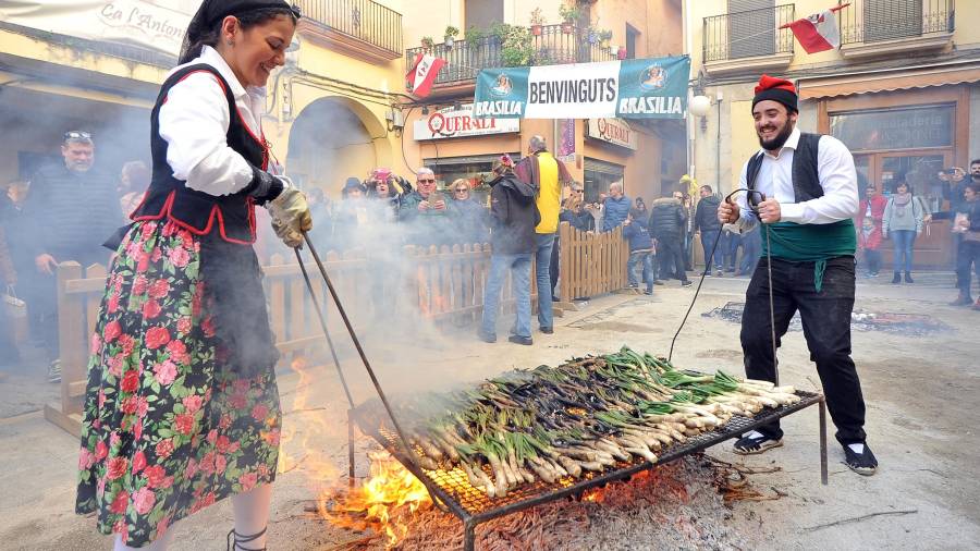 Imatge d’arxiu d’una de les demostracions de coure calçots a la graella, el dia de la Gran Festa de la Calçotada. FOTO: A. GONZÁLEZ / DT