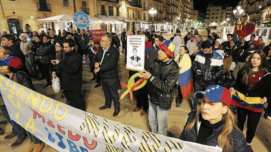 Una manifestación reciente de venezolanos en la Plaça de la Font de Tarragona, en apoyo a Juan Guaidó. Foto: Pere Ferré