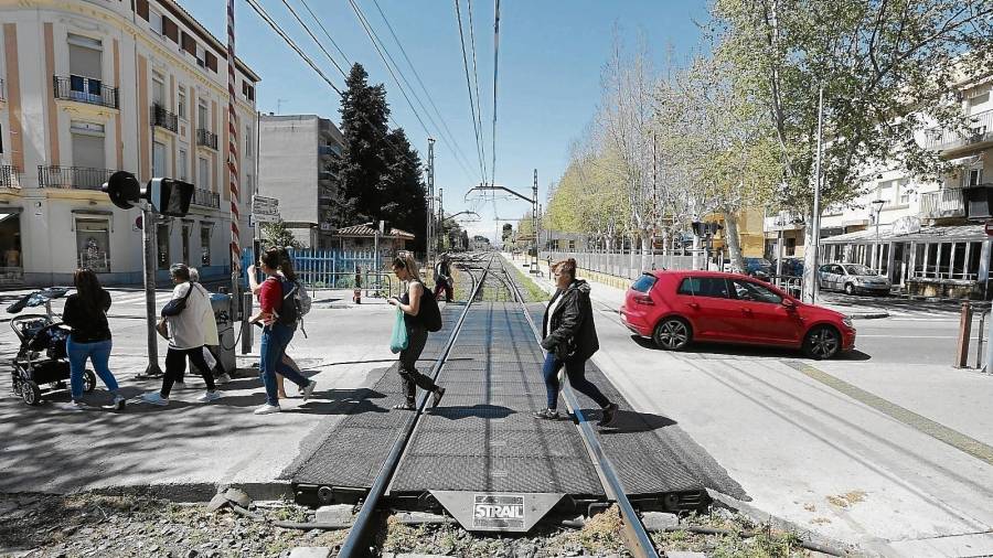 La línea ferroviaria actual supone una barrera arquitectónica para los municipios como Salou. FOTO: Alba Mariné