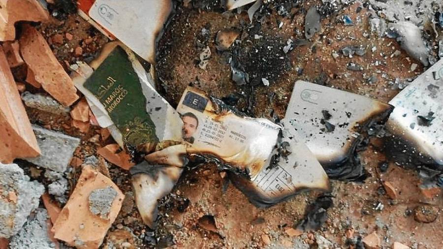 Pasaportes de terroristas y carnets de conducir quemados en una hoguera, en Riudecanyes. Foto: DT