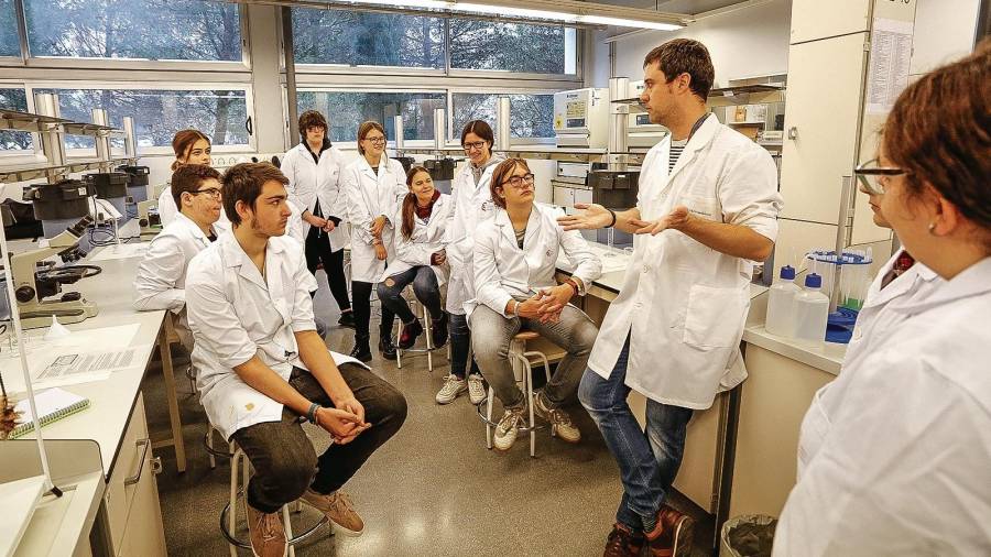 El profesor del departamento de bioquímica y biotecnología Raúl Beltrán, explicando qué iban a realizar en el taller. FOTO: PERE FERRÉ