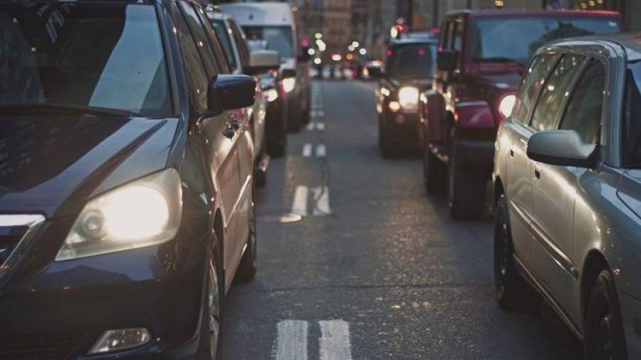 Los vehículos más contaminantes tendrán prohibido circular de lunes a viernes entre las 7.00 y las 20.00 horas cuando la Generalitat declare un episodio de contaminación. FOTO: EFE