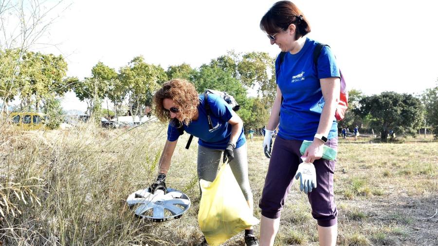 Dos voluntarias recogiendo basura por la zona noroeste de Reus este domingo. Foto: Alfredo González