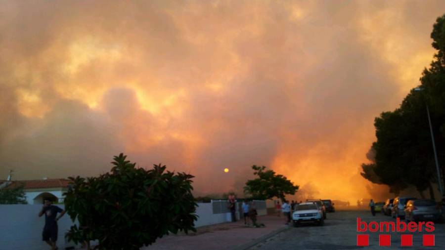 El foc va produir un gran fumeral a tota la zona de Riumar. Bombers de la Generalitat