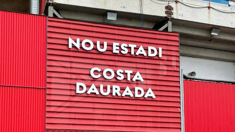 La placa instalada en al campo del Nàstic con el nuevo nombre del estadio. FOTO: DT