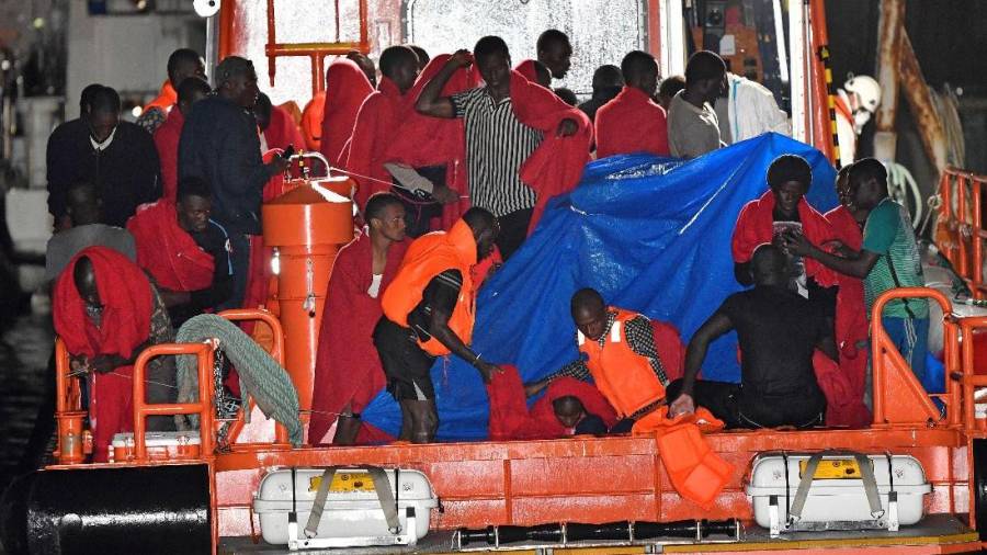 Imagen de archivo de la llegada al puerto de Almería de inmigrantes rescatados por Salvamento Marítimo. FOTO: EFE