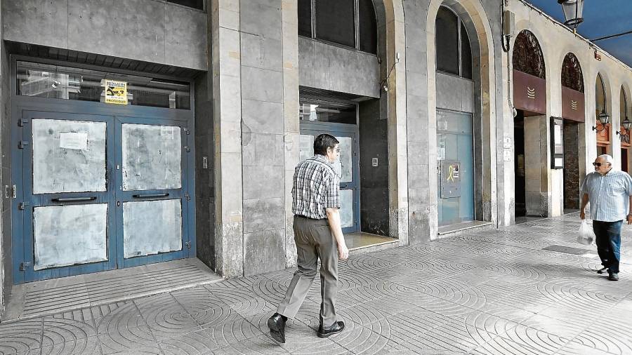 La antigua oficina de Catalunya Caixa de plaza Prim cerró tras la absorción por parte de BBVA y ahora es de Cerberus. FOTO: Alfredo gonzález