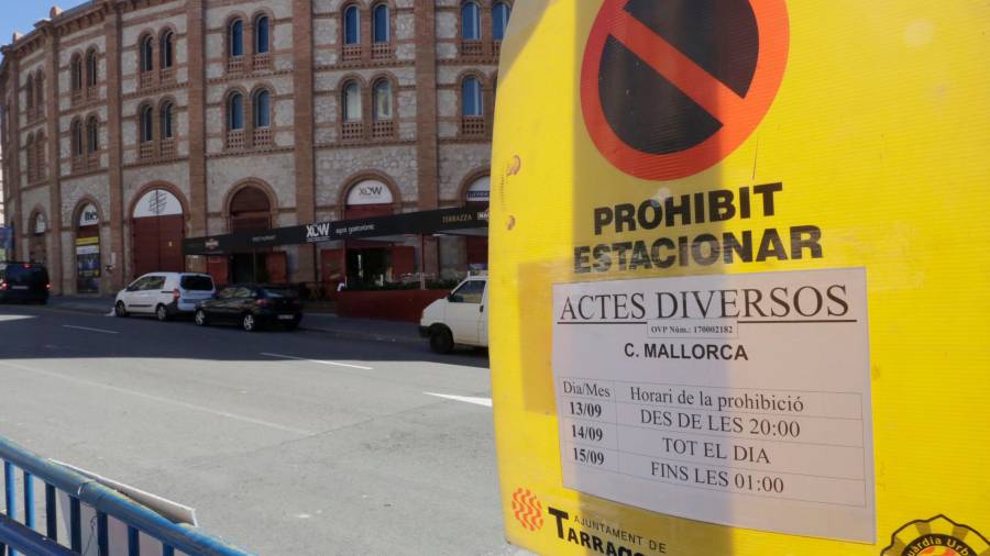 La prohibición de estacionar el vehículo en las inmediaciones de la Tarraco Arena Plaça. El acto será hoy a las 20.00 horas. Foto: Lluís Milián