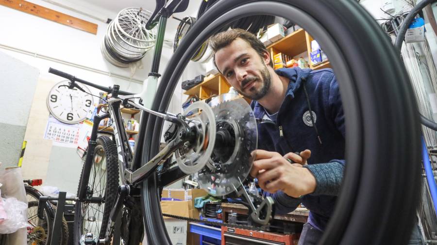 Imagen del mecánico Miquel Àngel Iglesias en el taller de su tienda de bicis Top Cycling en Valls. FOTO: Alba Mariné
