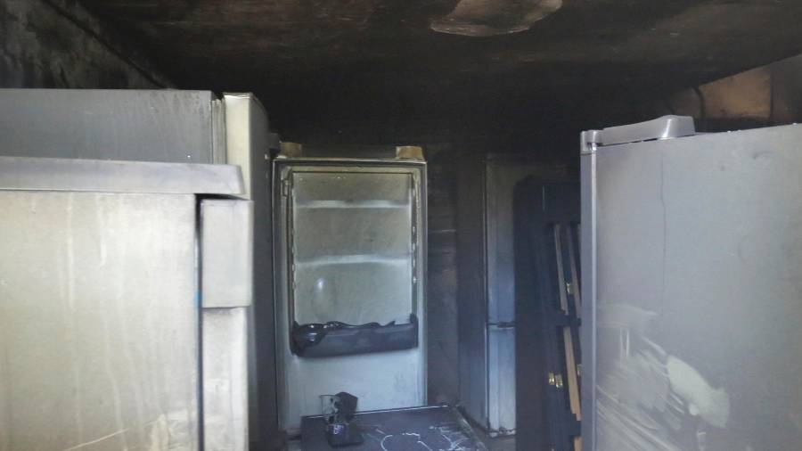 Los electrodomésticos de uno de los trasteros afectados esta mañana por las llamas. FOTO: Lluís Milián