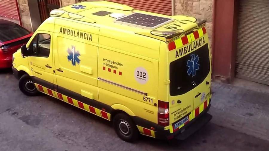 Una ambulancia del SEM ha trasladado al herido hasta el hospital Sant Joan de Reus. FOTO: DT