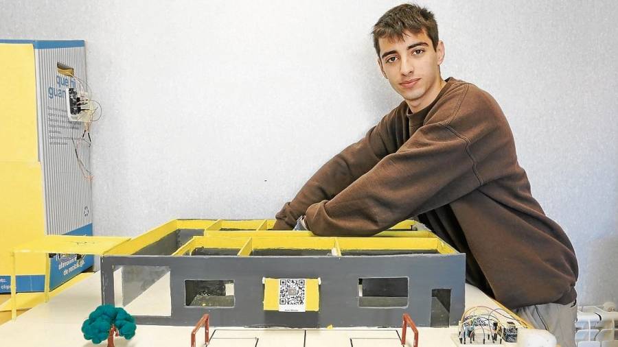 Álvaro Castillejo amb una maqueta intel·ligent de l’Institut Roseta Mauri. FOTO: Alba Mariné