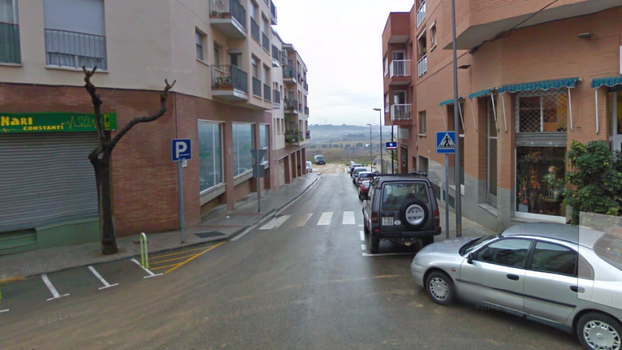 El robo fue cometido en el aparcamiento de la calle Sant Feliu. Foto: Google Maps