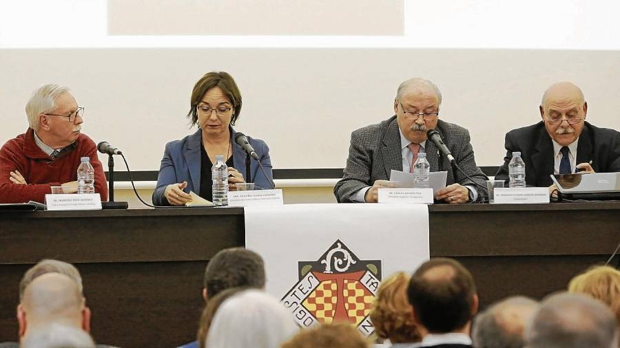 Francesc Roig  (que ha escrito el prólogo), la concejal Begoña Floria, Carles Baches y el abogado Francesc d’Assís. FOTO: PERE FERRÉ