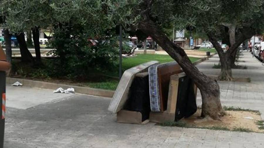 Los colchones tirados en un parque de El Vendrell.