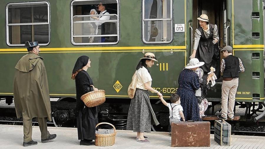 Un grup de veïns ahir vestits d’època a l’estació de tren de Móra la Nova. FOTO: joan revillas