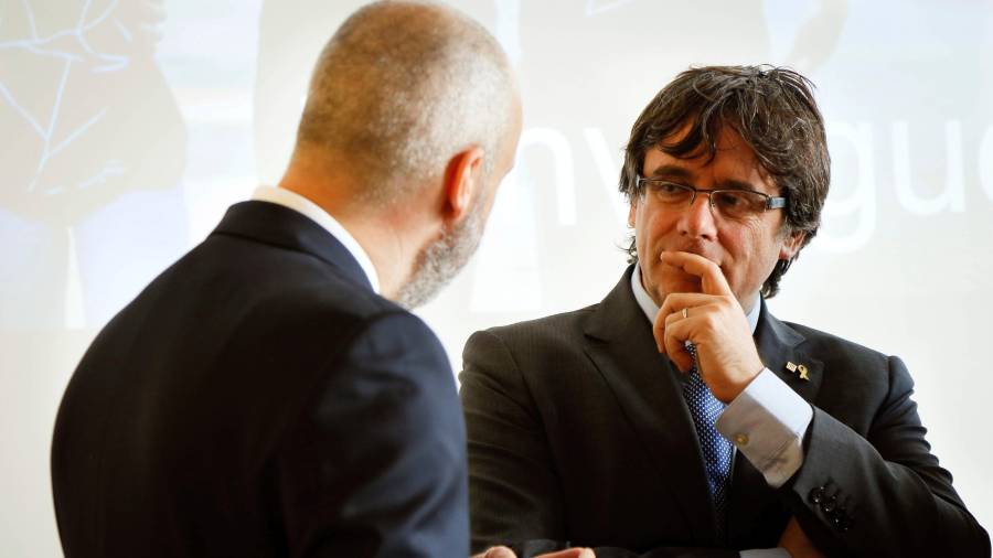 Carles Puigdemont conversa con un representante de la PXL University College de Hasselt (Flandes).EFE