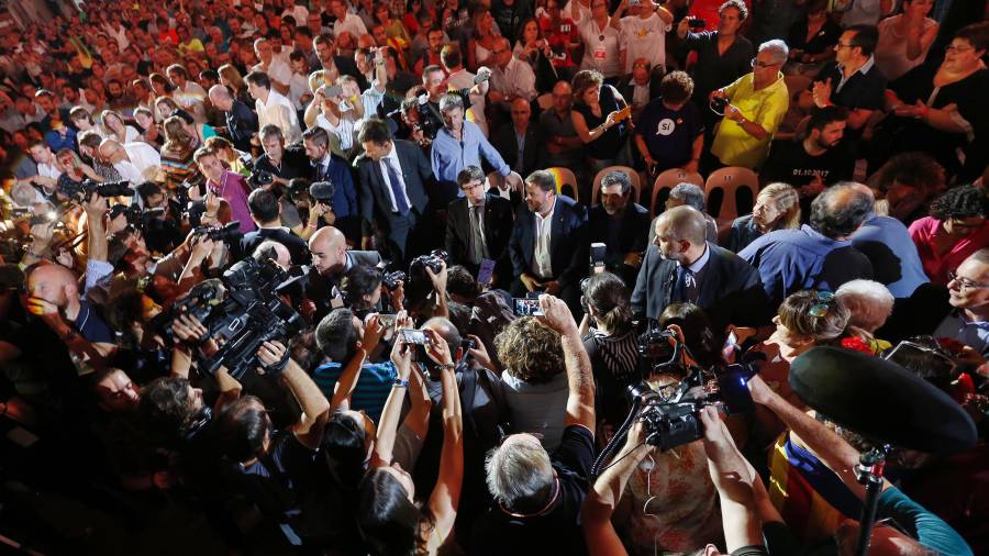 Puigdemont y Junqueras se dieron un baño de multitudes en la TAP. PERE FERRÉ