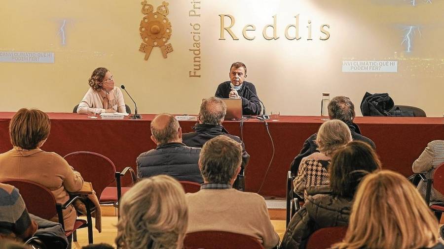 Carme Buixeda i Francesc Mauri, durant la conferència d’ahir a la Fundació Privada Reddis. FOTO: F. ACIDRES