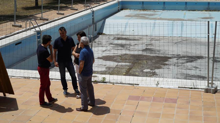 Els regidors i tècnics a l'antiga piscina del Vilar