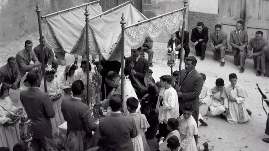 Processó de Corpus, a la Plaça del Pla de Tivissa, el 1951. FOTO: Joan Cuxart i Vives (ACRE)