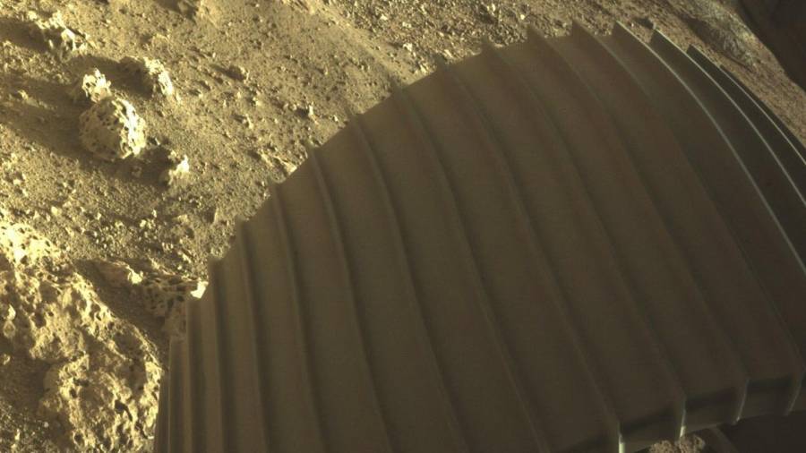 La superficie de Marte, con unos suaves tonos amarillos. FOTO: NASA