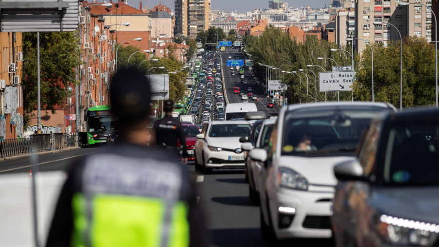 Imagen de la salida de Madrid durante el día de ayer. EFE