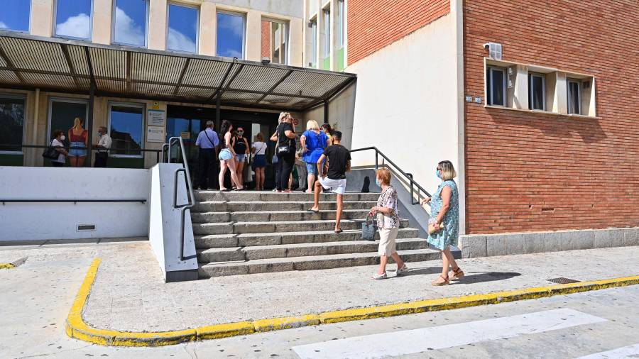 Cola de pacientes a las puertas de CAP Sant Pere en Reus, durante este verano. FOTO: ALFREDO GONZÁLEZ
