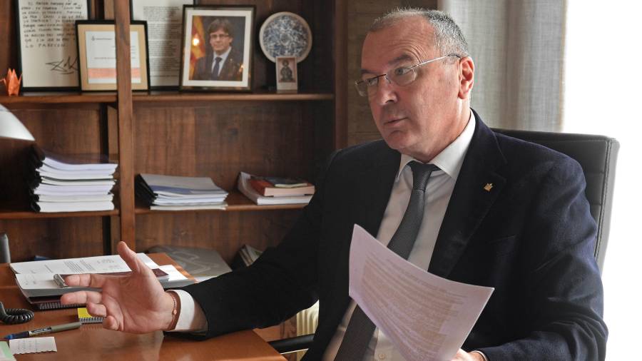 El alcalde de Reus, Carles Pellicer, en su despacho del Ayuntamiento de Reus, durante la entrevista que concedió al Diari. FOTO: Alfredo González