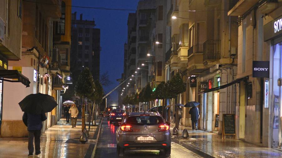 En algunas calles del centro de la ciudad, como Prat de la Riba, ya se ha cambiado la iluminación. FOTO: Alfredo González