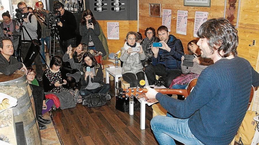 Joan Masdéu ofreció ayer un pequeño recital durante la presentanción del octavo Minipop. Foto: lluís milián