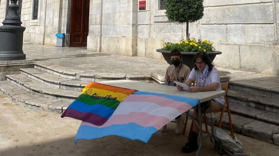 Kote García y Miquel Blay, de la asociación Gènere Lliure, explicando la moción que se llevó al pleno municipal. FOTO: CEDIDA