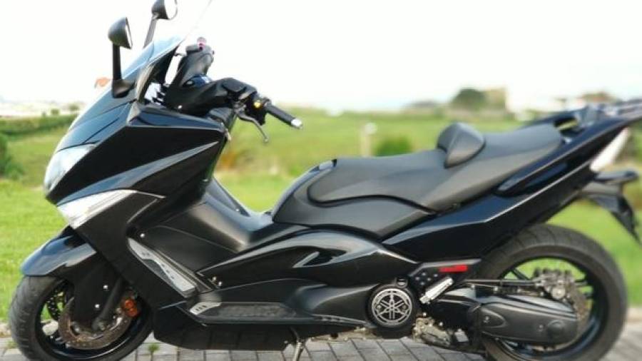 Se trata de una scooter Yamaha Tmax de color negro.