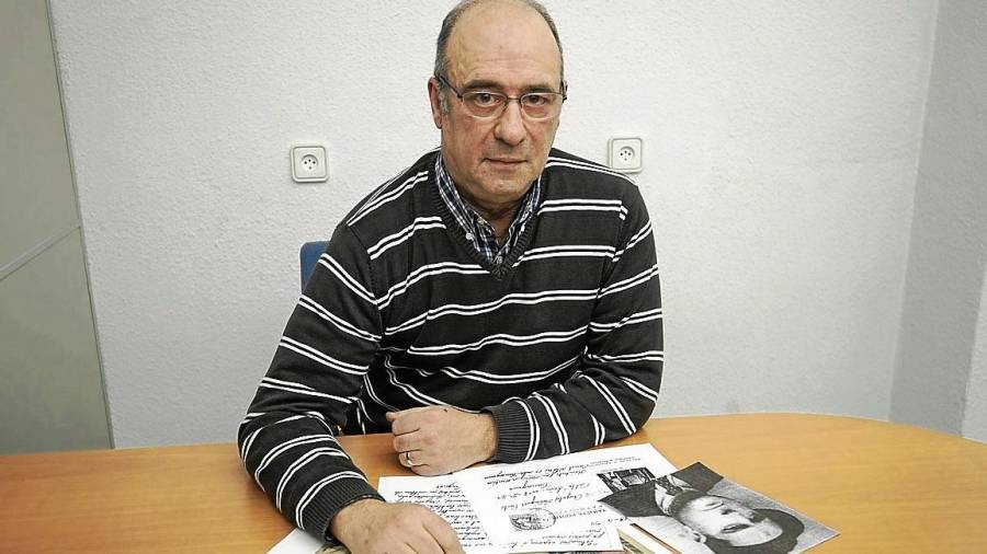 El net de l’alcalde afusellat de Tortosa, Josep Rodríguez, amb documents del seu avi. Foto: JOAN REVILLAS