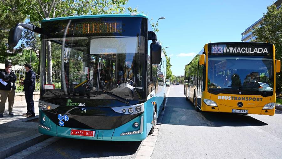 El autobús eléctrico (izquierda) tiene una capacidad para 52 viajeros. FOTO: Alfredo González