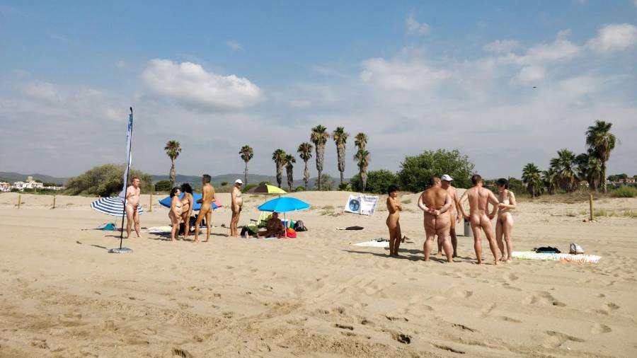 Los nudistas piden practicar el nudismo en la playa de Les Madrigueres.