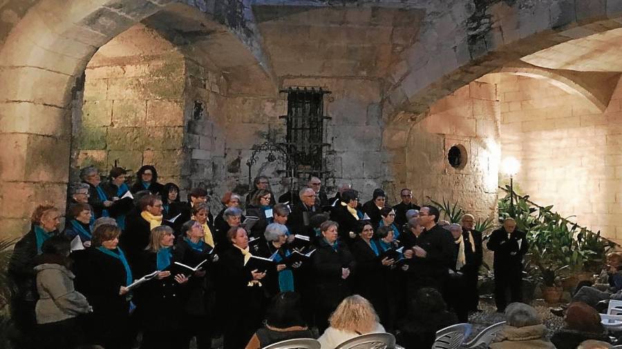 Imagen del concierto de corales que se realizó en el patio de armas del Castell dels Montserrat en un acto para recaudar fondos para La Marató de TV3. FOTO: Cedida