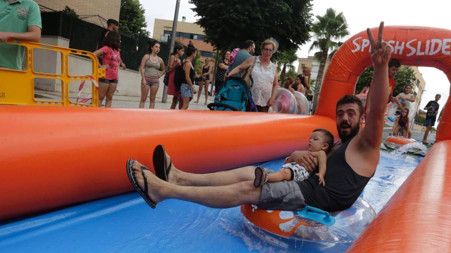 Niños y padres se subieron al flotador para tirarse por el tobogán gigante. Foto: Lluís Milián