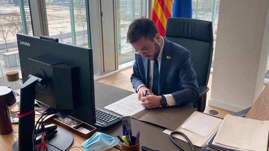 Aragonés firma el decreto de convocatoria de la sesión de constitución. FOTO: ACN