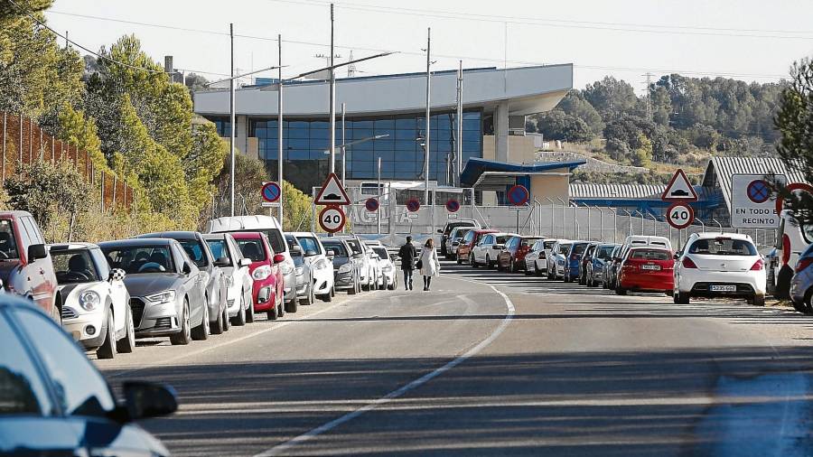 Los vehículos estacionados en las inmediaciones de la estación del AVE es una imagen habitual desde que ésta se inauguró. FOTO: pere ferré