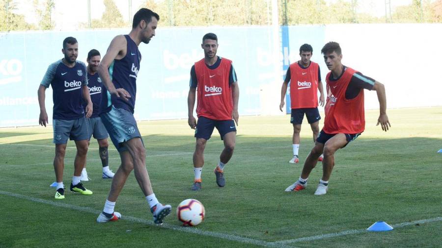 Guillem Jaime en el centro de la imagen junto a Busquets y Messi, entre otros. Foto: F.C Barcelona