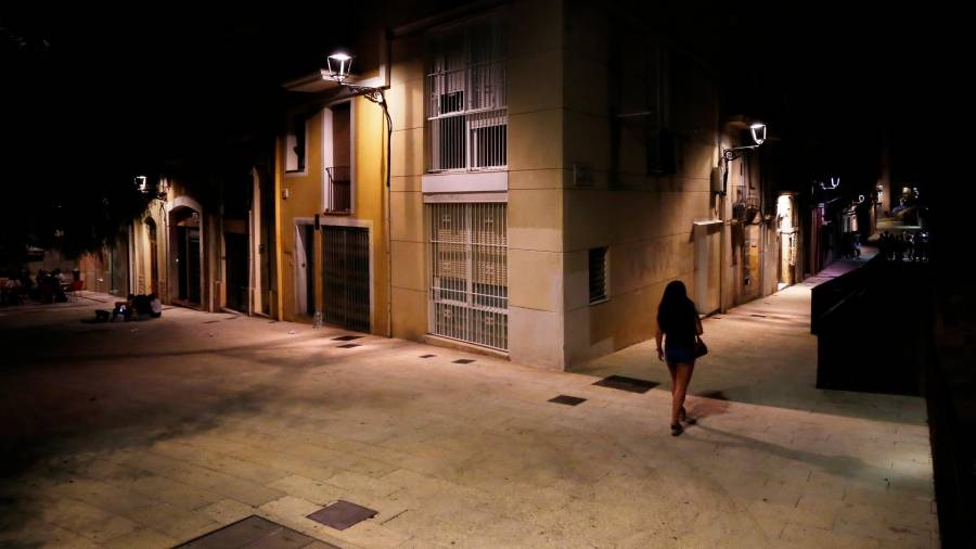 Por la noche hay algunas de las calles de la Part Alta que están especialmente oscuras, lo que incrementa la sensación de inseguridad. FOTO: Pere Ferré