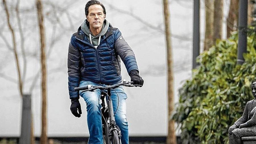 Mark Rutte llega en bicicleta a una reunión del dimitido consejo de ministros, FOTO: EFE