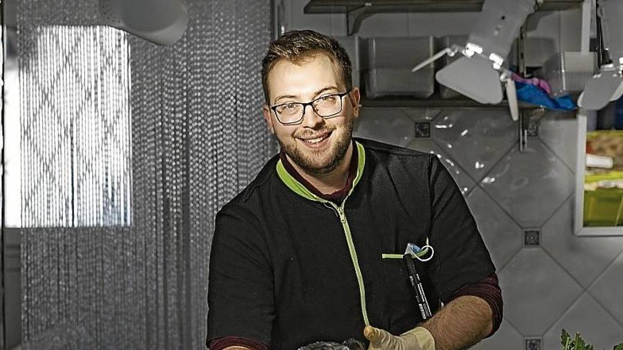 Adrià Sánchez, en la pescadería que acaba de abrir en el barrio Mare Molas de Reus. Foto: Àngel Ullate