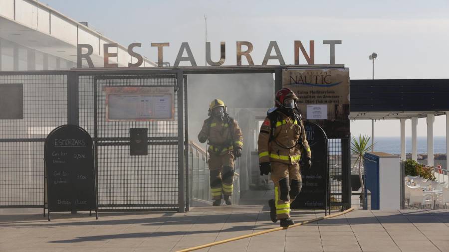 El humo ha obligado a cerrar el restaurante del Nàutic. FOTO: Lluís Milián