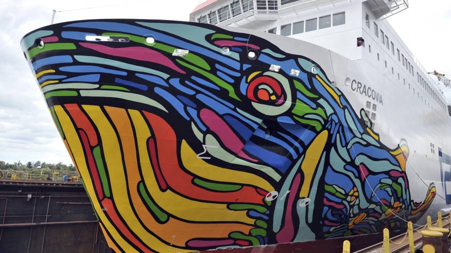 Vista de la ballena pintada en la proa del barco de pasajeros Cracovia.