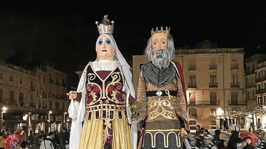 El nou gegant de Carnaval acompanyat de la Geganta FOTO: ALBA TUDÓ