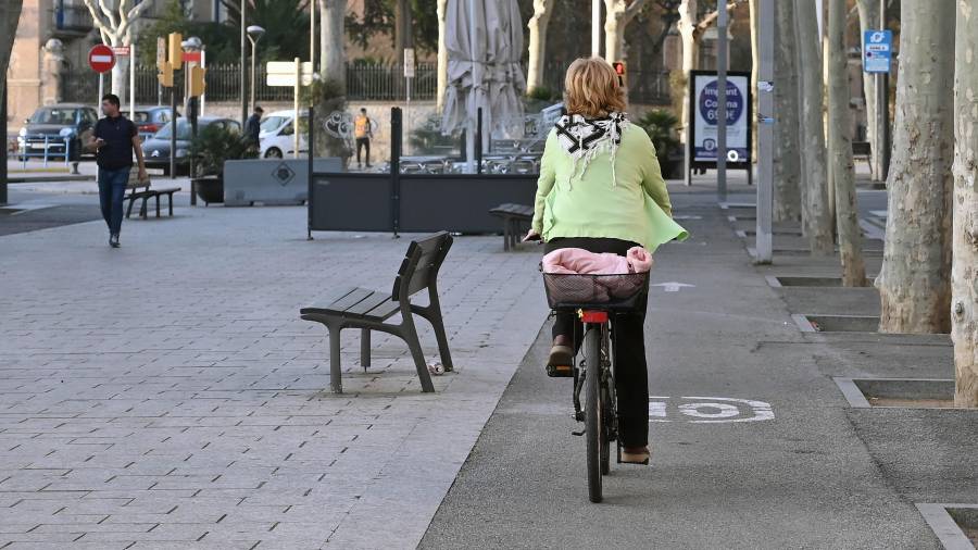 Una mujer circulando por el carril bici del paseo Prim. FOTO: Alfredo González
