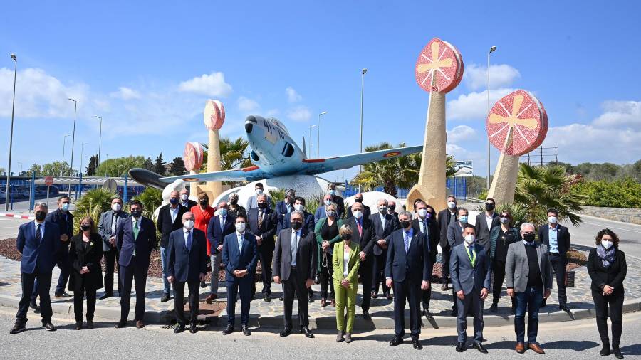 Autoridades políticas y económicas del territorio se reunieron ayer en el Aeroport de Reus para la presentación de la ruta Reus-Gran Canaria de Binter. FOTO: ALFREDO GONZÁLEZ