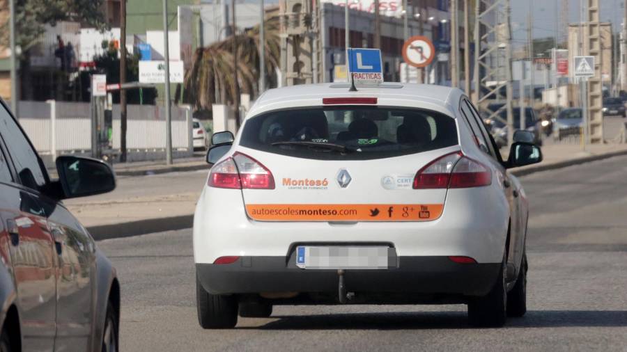 Imagen de archivo de un coche de autoescuela de Tarragona realizando prácticas. FOTO: LLUÍS MILIÁN